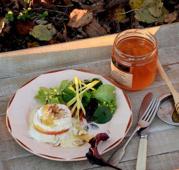 Goats cheese and caramelised apple salad